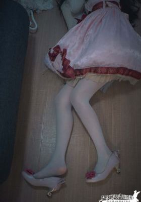 一个女人坐在一个石头上打一成语_1080P在线观看视频